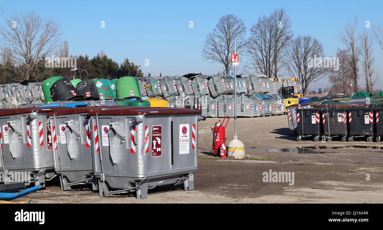 Bologne - Italie - 29 janvier 2022 : dépôt de poubelles du groupe Hera. Gruppo Hera est une société italienne de multi-services environnementaux. Banque D'Images