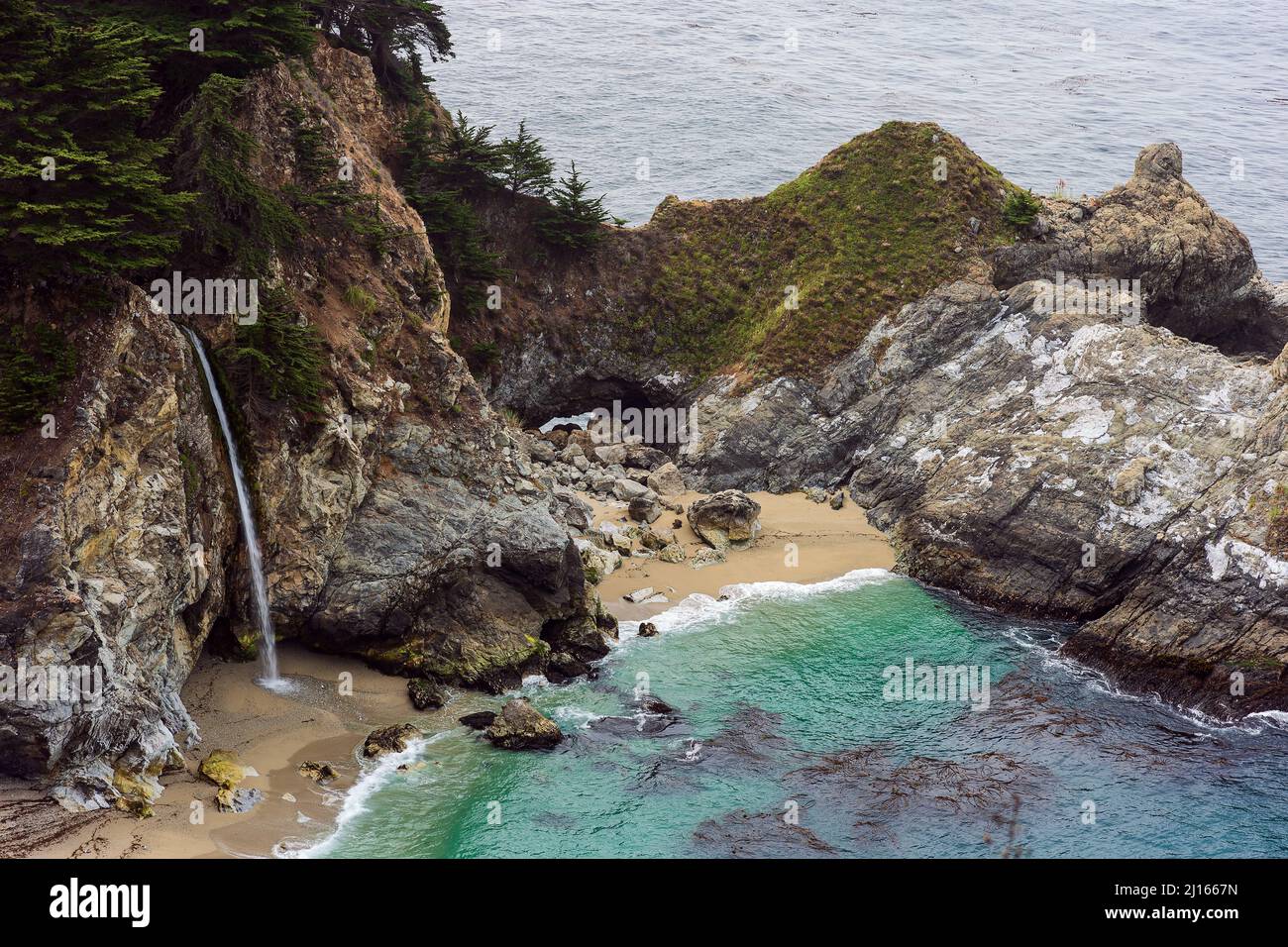 Vue panoramique sur les chutes McWay dans le parc régional Julia Pfeiffer Burns, Big sur, Californie, États-Unis Banque D'Images