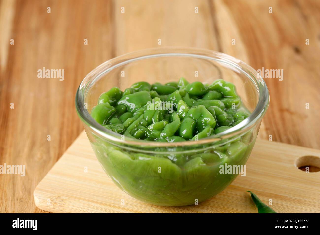 Cendol Elizabeth Bandung dans Un bol transparent, sur une table en bois. Dessert populaire dor Takjil Ramadan Banque D'Images