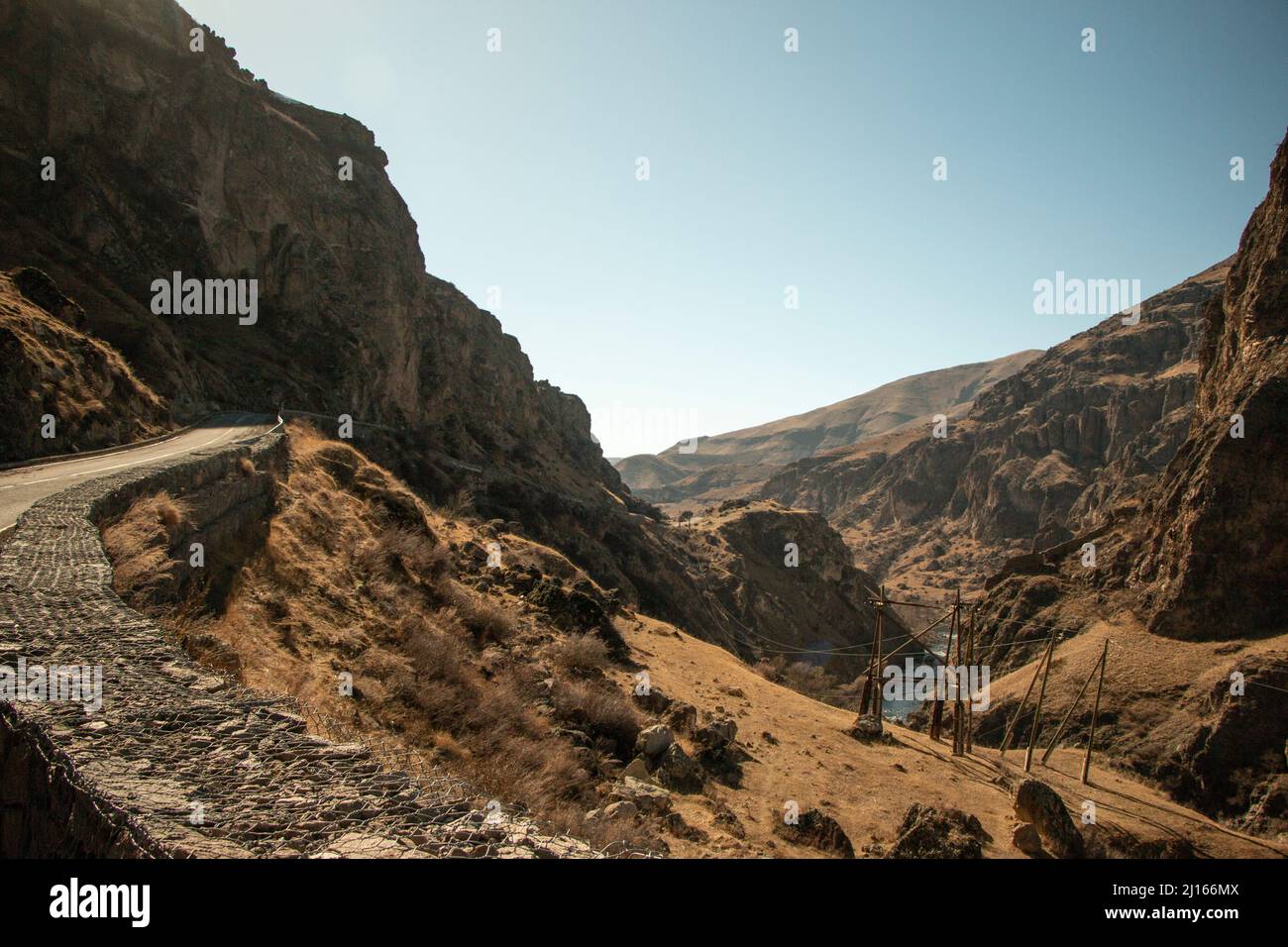 Montagnes en Géorgie. Paysage de montagnes en été. Ciel bleu et rochers ensoleillés. Vue sur la ville de la grotte. Banque D'Images