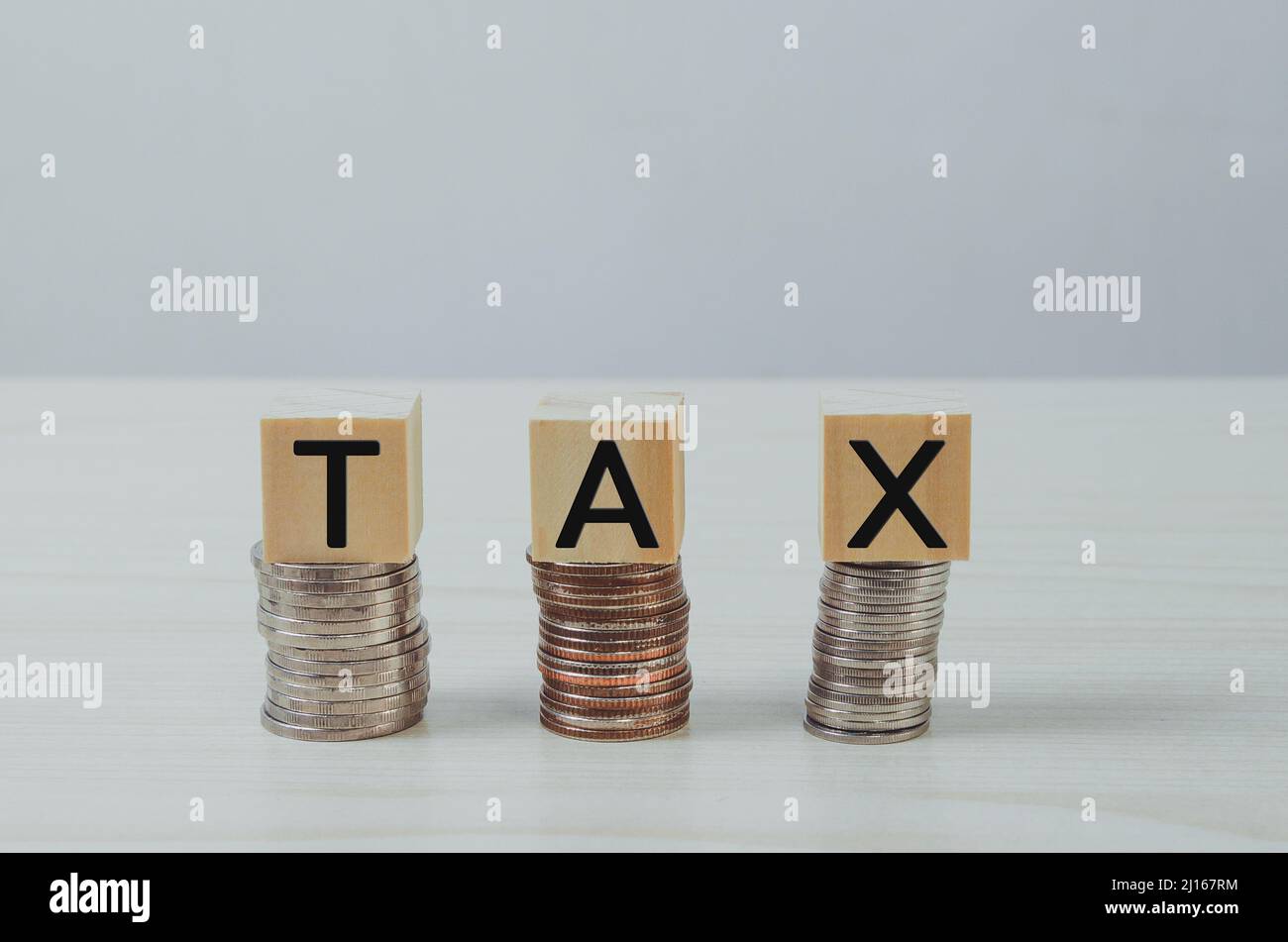 bloc cube en bois sur l'icône de pièces DE monnaie TAXE concept de financement d'affaires. Banque D'Images