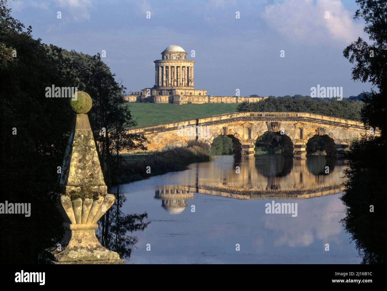 Château Howard, Schloßpark, Blick über die Brücke auf das Mausolée von Hawksmoor Banque D'Images
