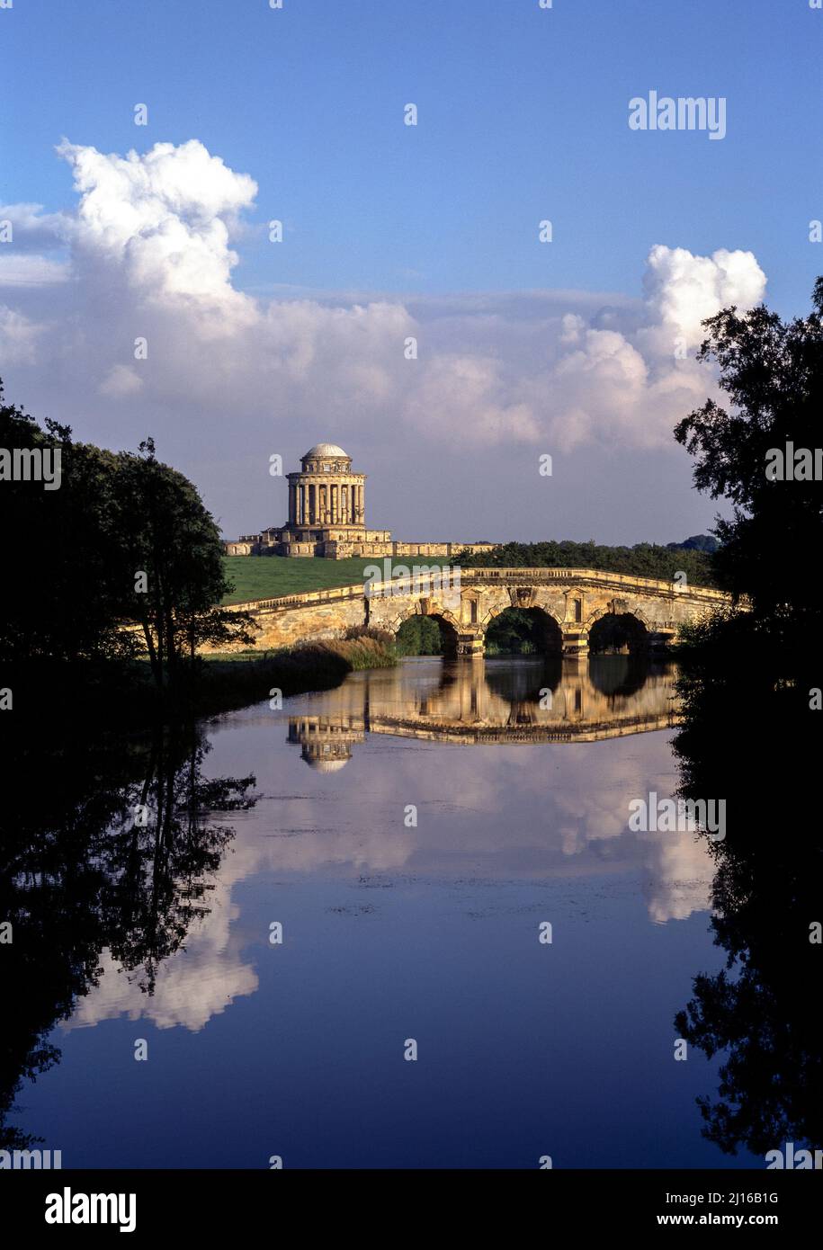 Château Howard, Schloßpark, Blick über die Brücke auf das Mausolée von Hawksmoor Banque D'Images