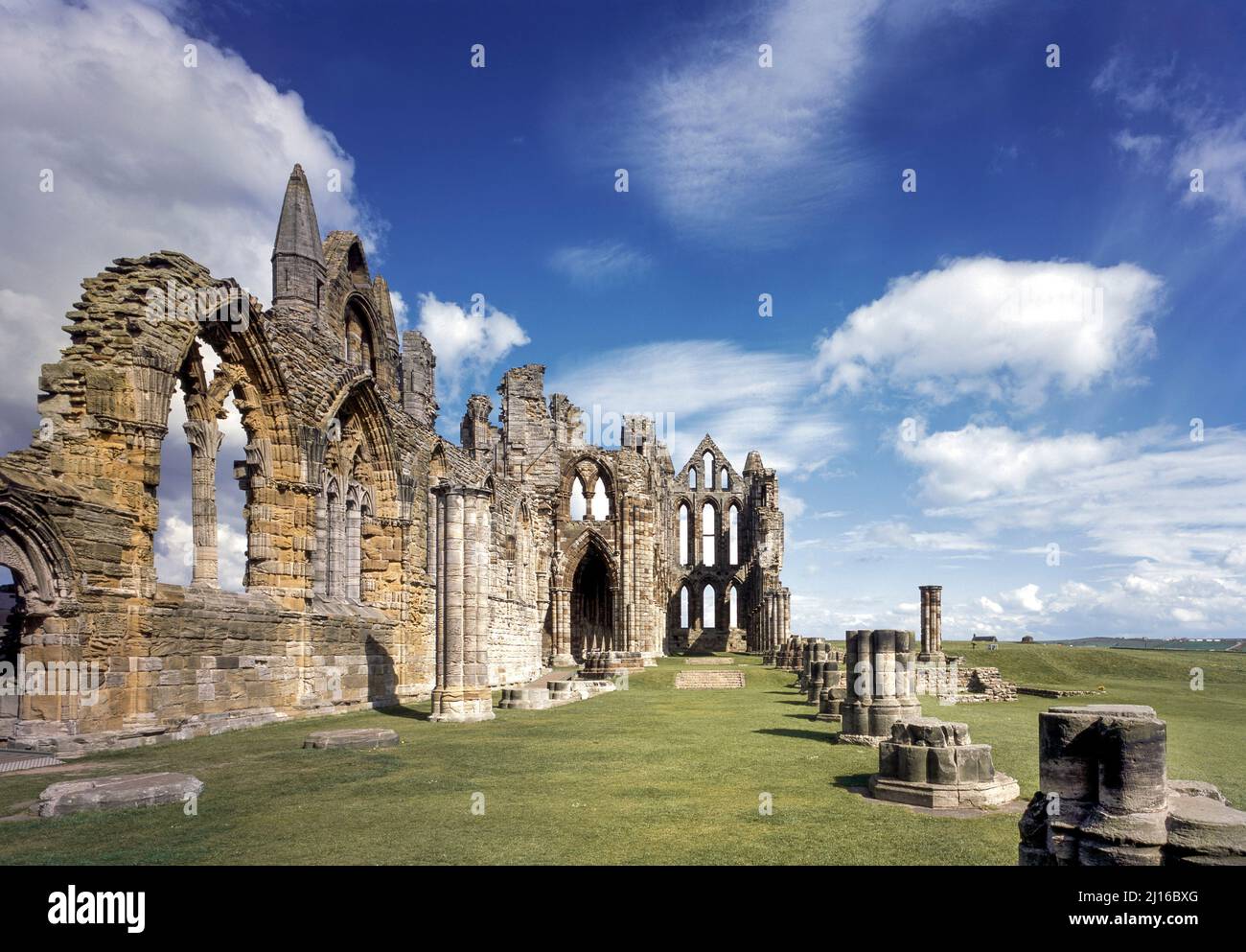 Whitby Abbey, Klosterkirche, Blick durch das guinée Langhaus nach Osten Banque D'Images