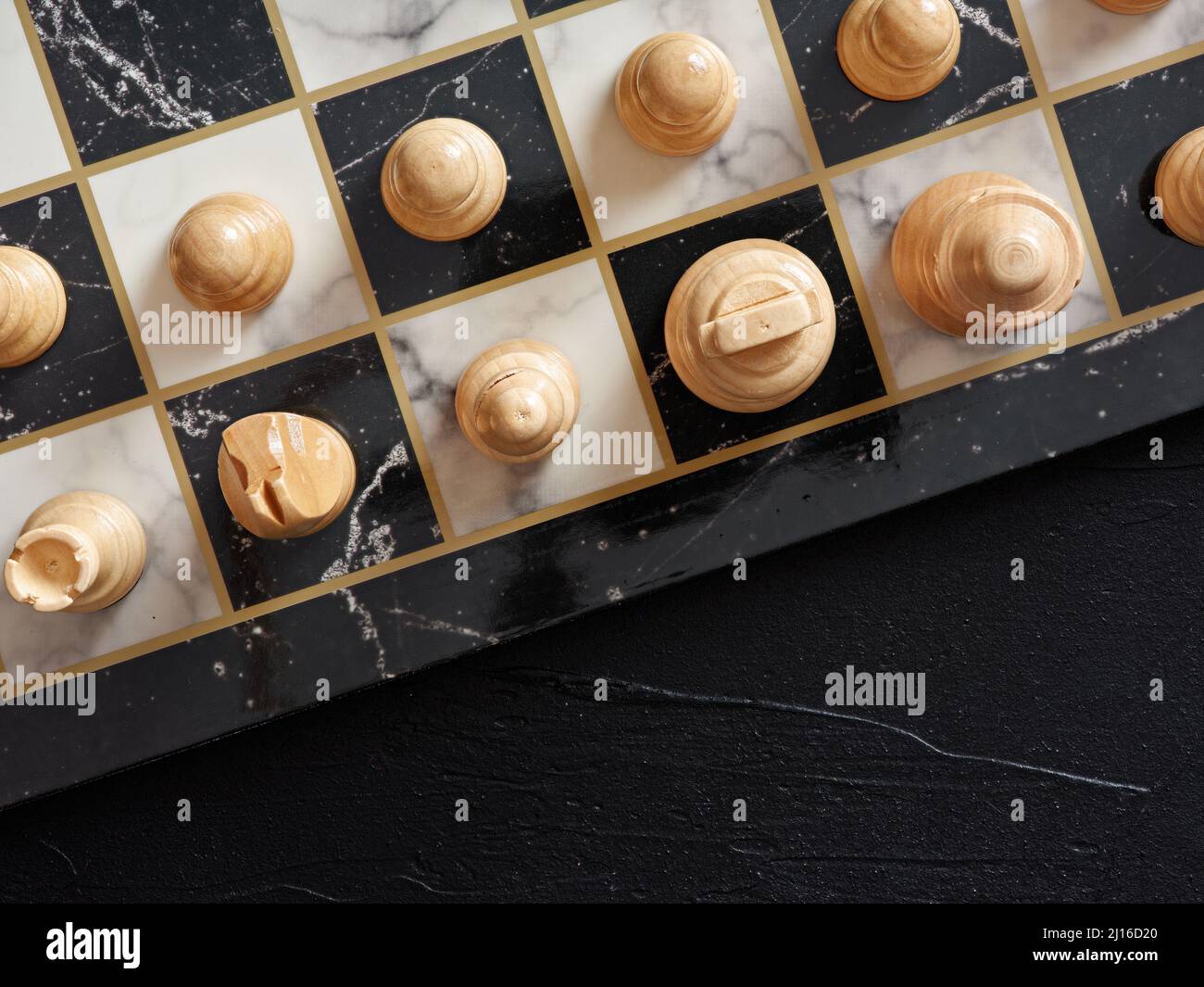 Vue de dessus de l'échiquier avec des pièces sur fond noir. Banque D'Images