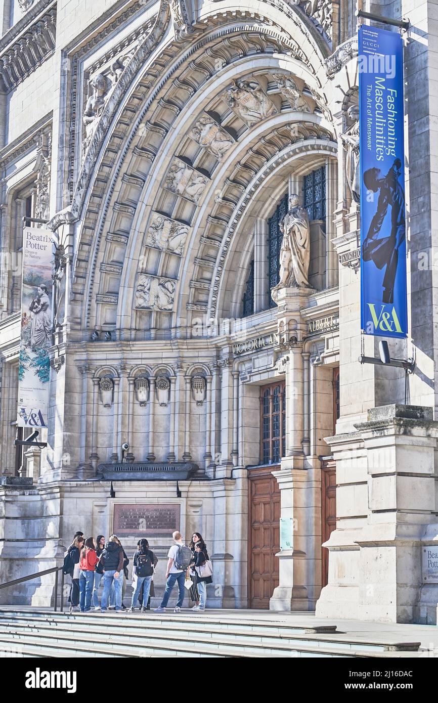 Groupe touristique devant la porte principale à la façade du musée Victoria and Albert, Londres, Angleterre. Banque D'Images