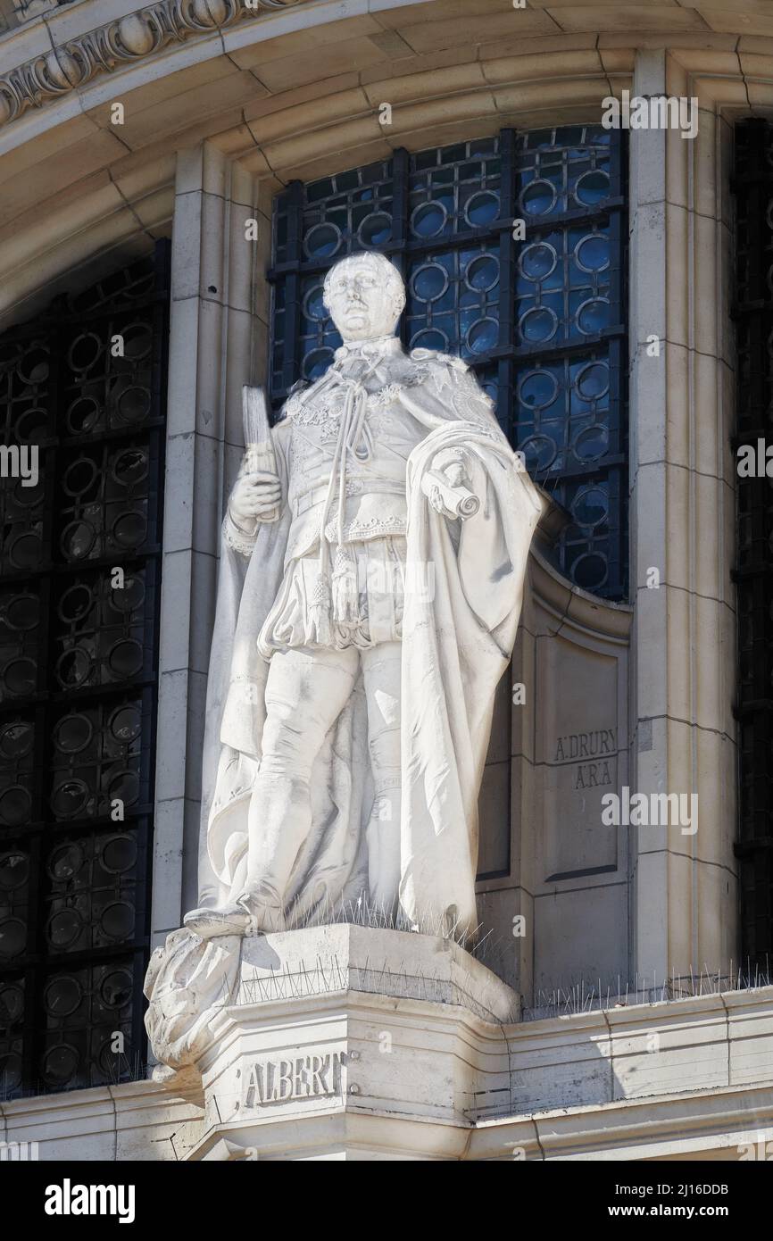 Statue du Prince Albert sur la façade du musée Victoria and Albert, Londres, Angleterre. Banque D'Images