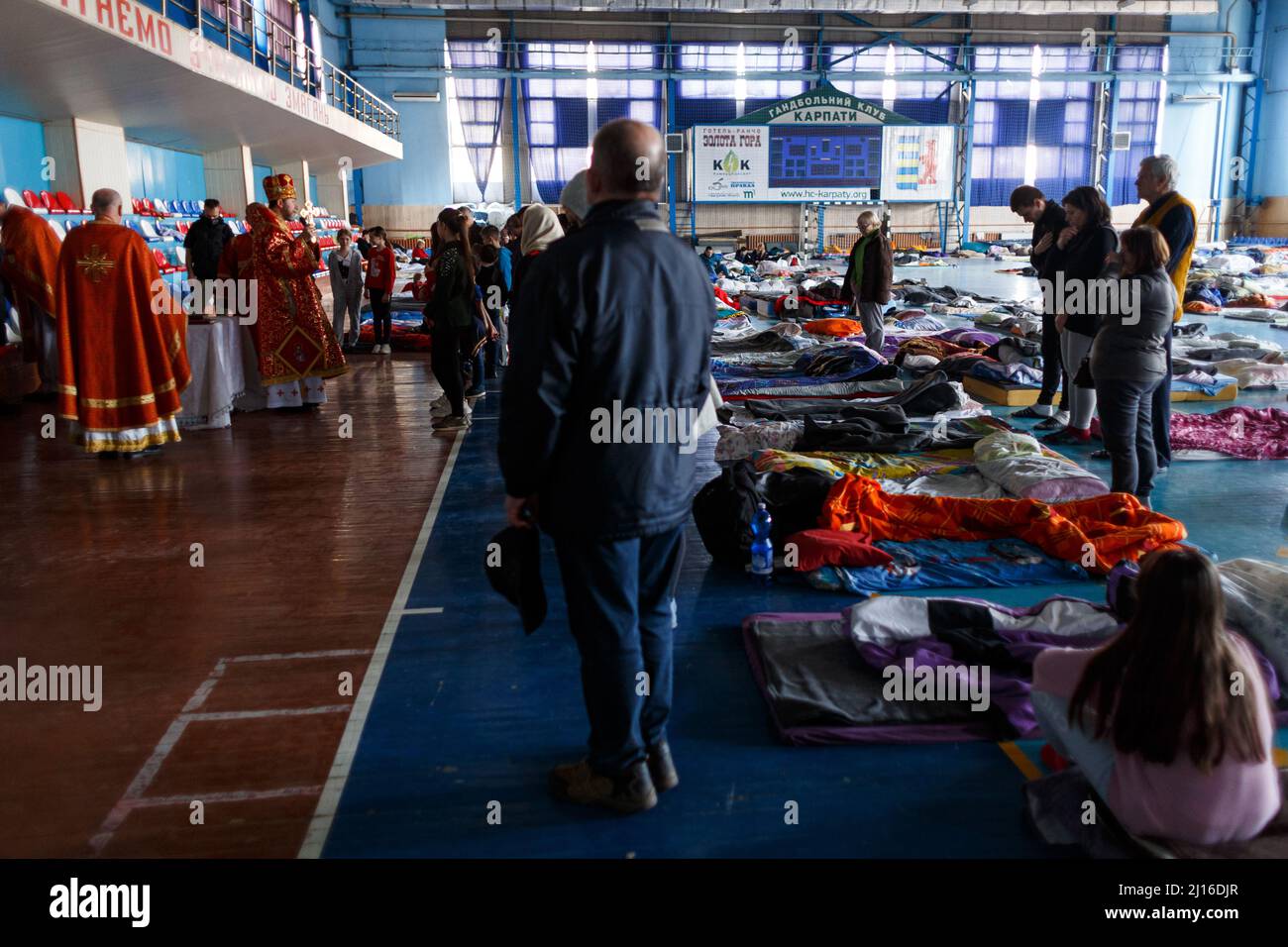 UZHHOROD, UKRAINE - 20 MARS 2022 - Un service dirigé par l'évêque de l'Église catholique grecque ukrainienne (UGCC) Nil a lieu dans un complexe sportif Banque D'Images