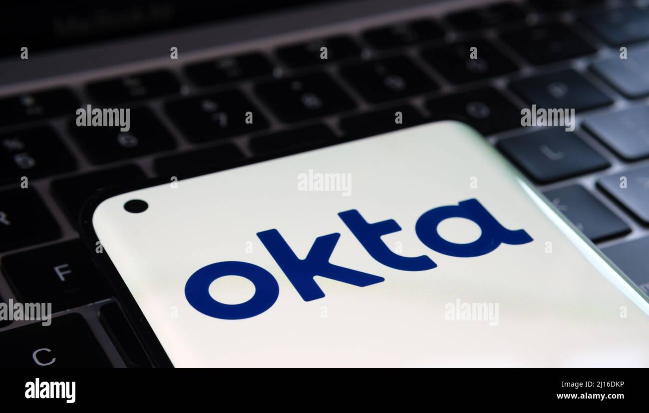 Logo Okta Security Firm visible sur un smartphone et un ordinateur portable sur un arrière-plan flou. Concept de hack. Stafford, Royaume-Uni, 22 mars 2022. Banque D'Images