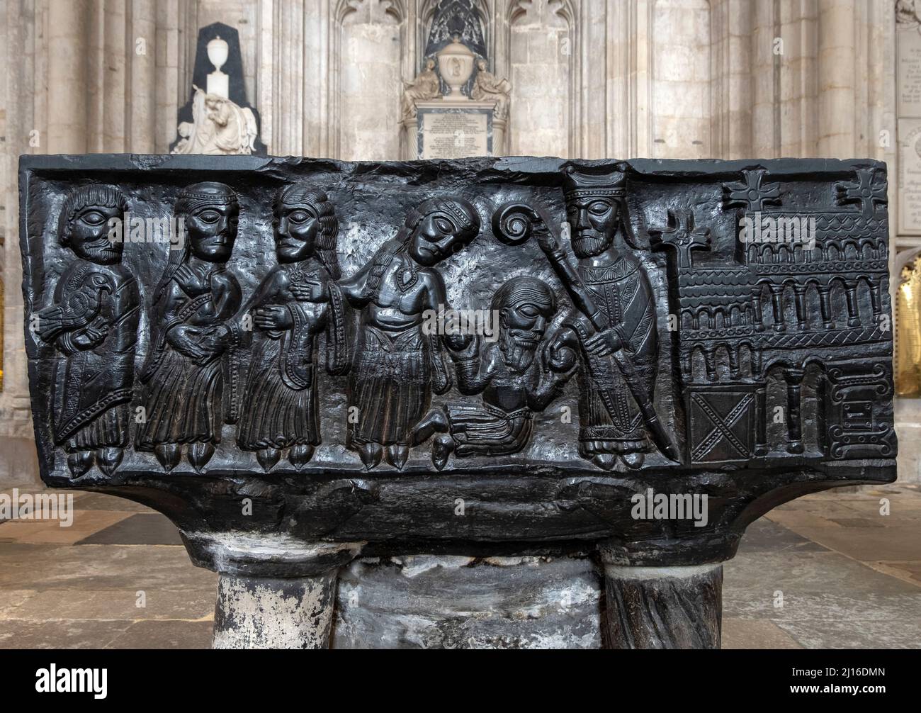 Winchester, Cathédrale, Taufbecken aus schwarzem Marmor mit Darstellung des hl. Saint-Nicolas , Saint-Laurent, Saint-Laurent Banque D'Images