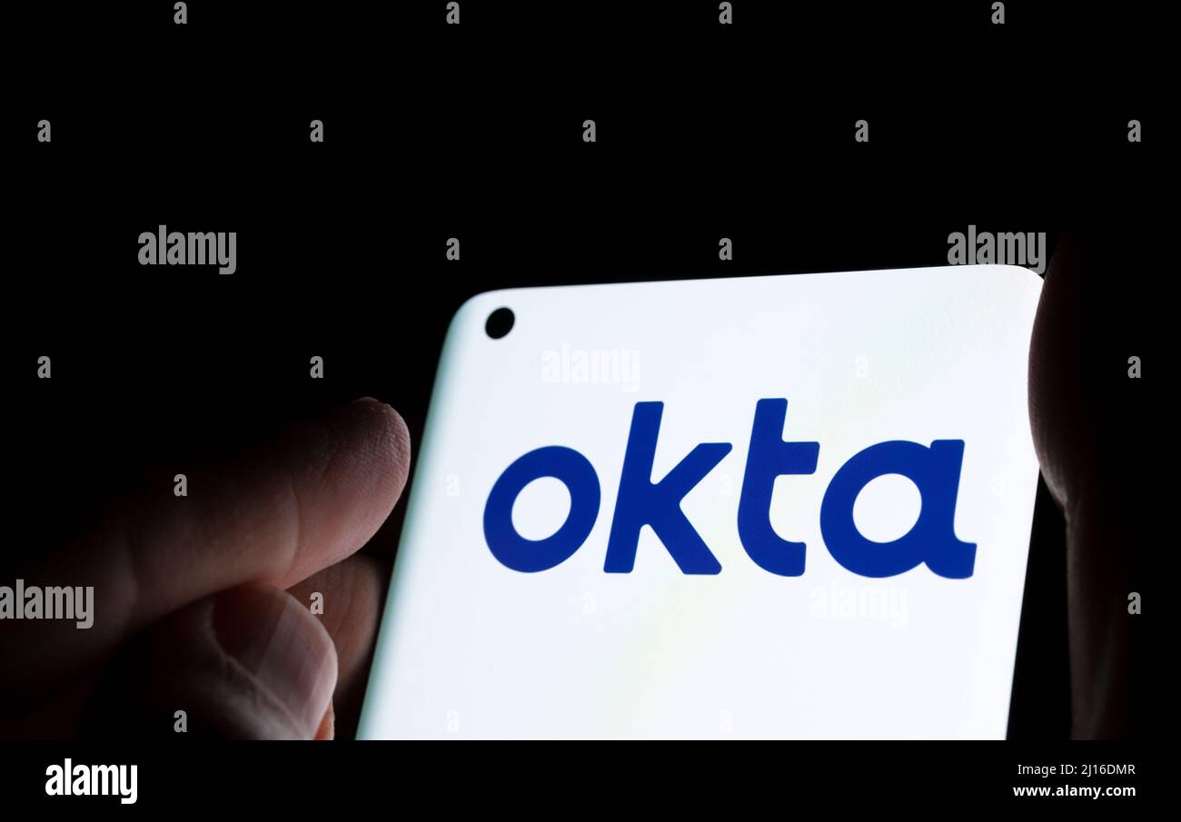 Logo de la société de sécurité Okta visible sur le smartphone. Concept de hack. Stafford, Royaume-Uni, 22 mars 2022. Banque D'Images