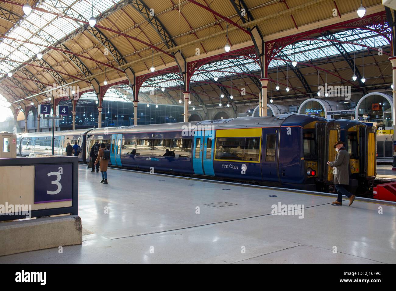 La gare Victoria, également connue sous le nom de London Victoria, est un terminus ferroviaire central de Londres et est reliée à la station de métro London à Victoria, dans la City of Westminster, gérée par Network Rail. Nommée d'après la rue Victoria (pas la Reine), la gare principale est un terminus de la ligne principale de Brighton pour l'aéroport de Gatwick et Brighton et de la ligne principale de Chatham pour Ramsgate et Douvres via Chatham. Depuis les lignes principales, des trains peuvent se rendre à la ligne Catford Loop, à la ligne Dartford Loop et à la ligne Oxted pour East Grinstead et Uckfield. Banque D'Images