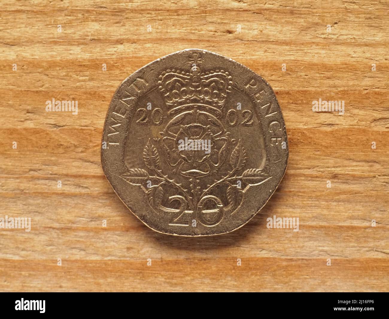 LONDRES, Royaume-Uni - VERS 2022: Vingt pence coin contre côté montrant un portrait de la reine Elizabeth II, monnaie du Royaume-Uni Banque D'Images