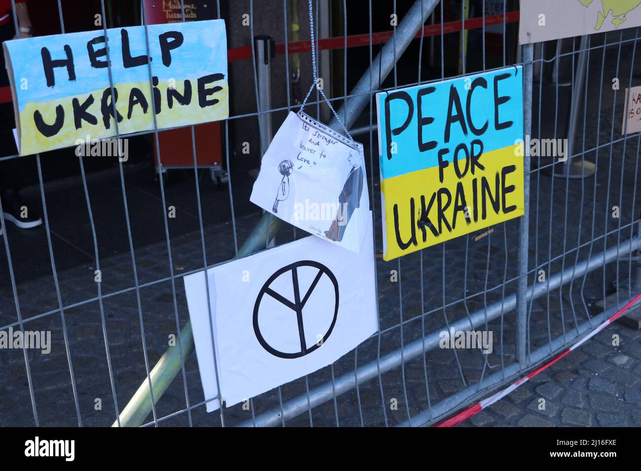 Panneaux de protestation sur la clôture demandant la paix pour l'Ukraine sur la place du Dam à Amsterdam, pays-Bas, mars 2022 Banque D'Images