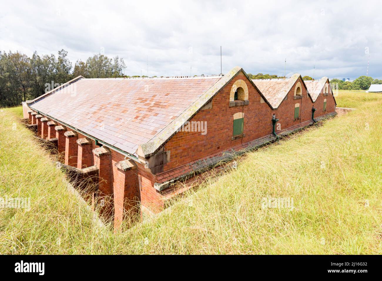 Bunkers de stockage de munitions sous abri (disused depuis janvier 2000) au RAN Newington Arment Depot (Armory) à côté de la rivière Parramatta à Sydney, en Australie Banque D'Images