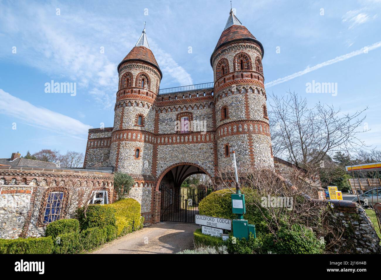 Ancienne porte d'accès aux Horsley Towers et au domaine, East Horsley, Surrey, Angleterre, Royaume-Uni. Le portier est en brique rouge et en flanelle avec des tourelles médiévales. Banque D'Images