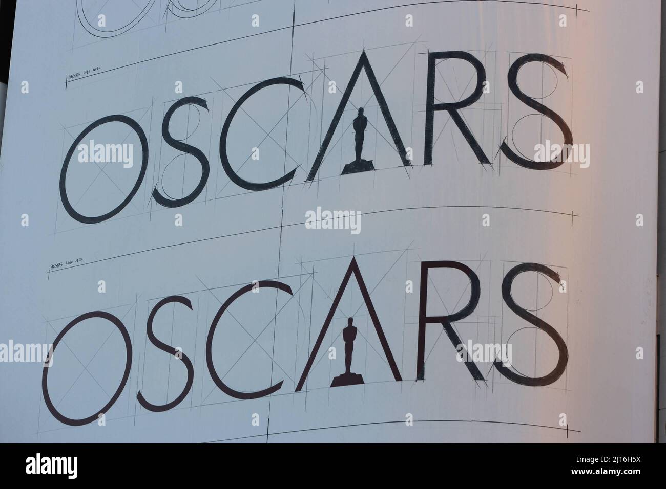 Los Angeles, États-Unis. 23rd mars 2022. 23 mars 2022, États-Unis, Los Angeles : une grande publicité pour les Academy Awards est suspendue sur le Dolby Theatre, sur Hollywood Boulevard. Les Prix de l'Académie 94th sont le calendrier crédit: CORDONE PRESSE/Alamy Live News Banque D'Images