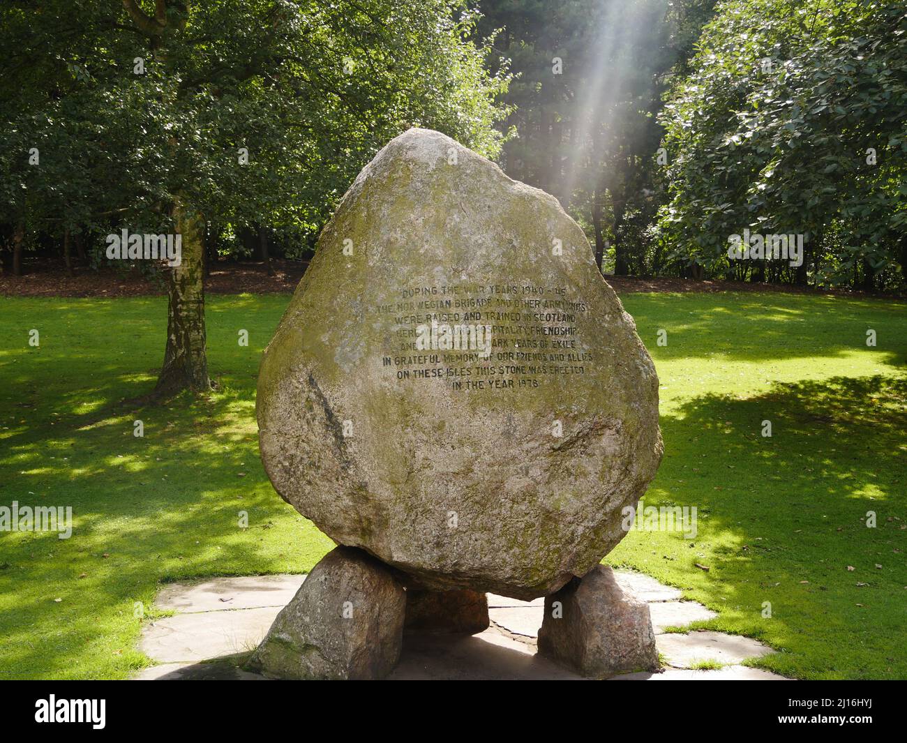 Norwegian Memorial Stone dans les jardins d'Edimbourg Royaume-Uni. Royaume-Uni donné à la ville en 1978 grâce à la formation et à l'assistance données au Norvégien Banque D'Images