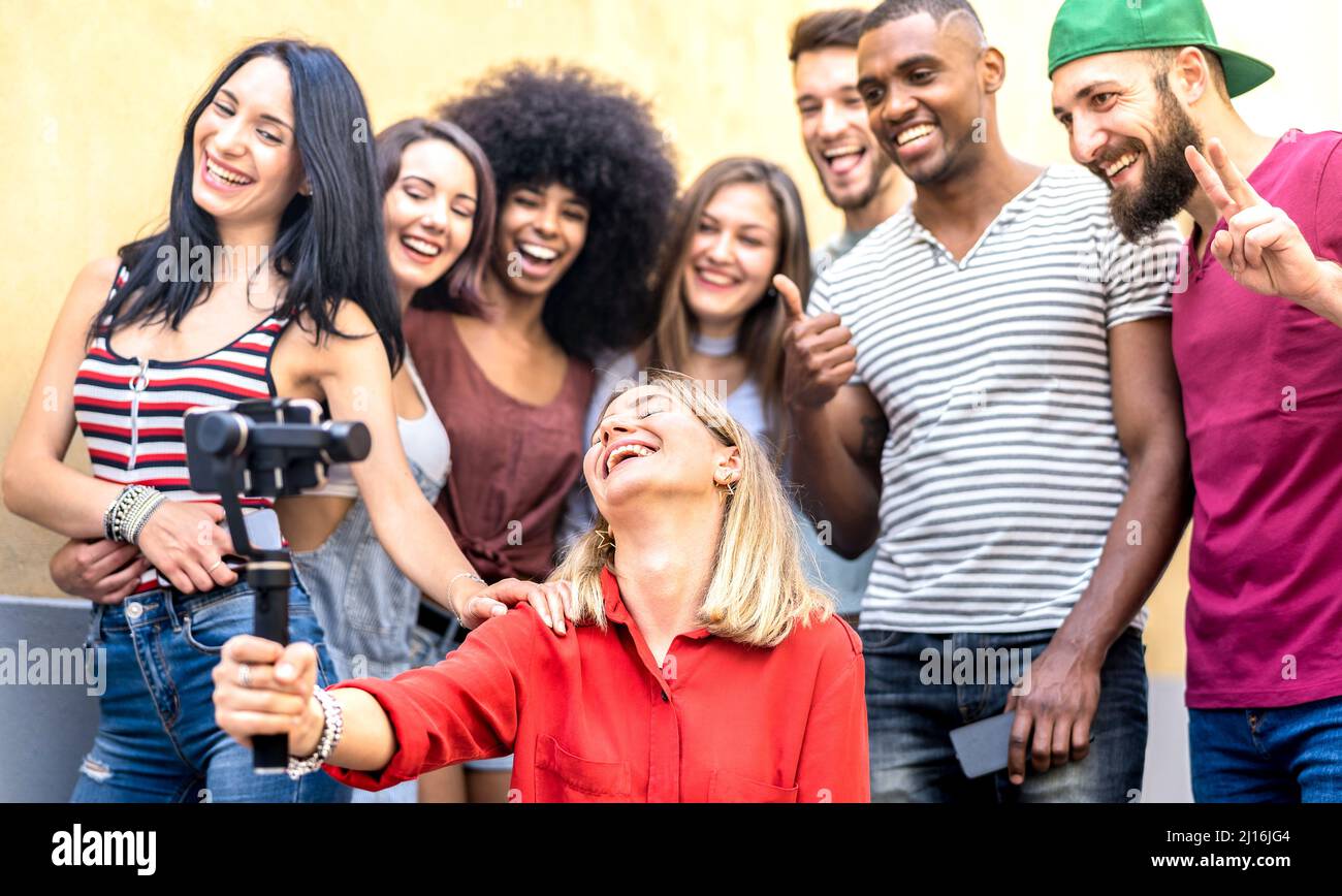 Jeunes amis multiraciaux prenant le selfie avec le smartphone mobile et le stabilisateur de gimbal - concept d'amitié avec les gens millenial s'amusant ensemble Banque D'Images