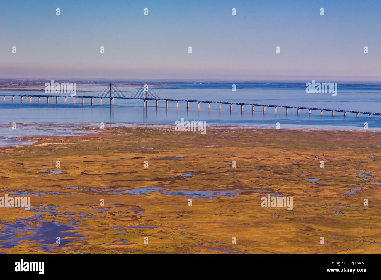 Pont d'Oresund, chemin de fer et pont autoroutier traversant le détroit d'Oresund entre le Danemark et la Suède, au Danemark. Banque D'Images