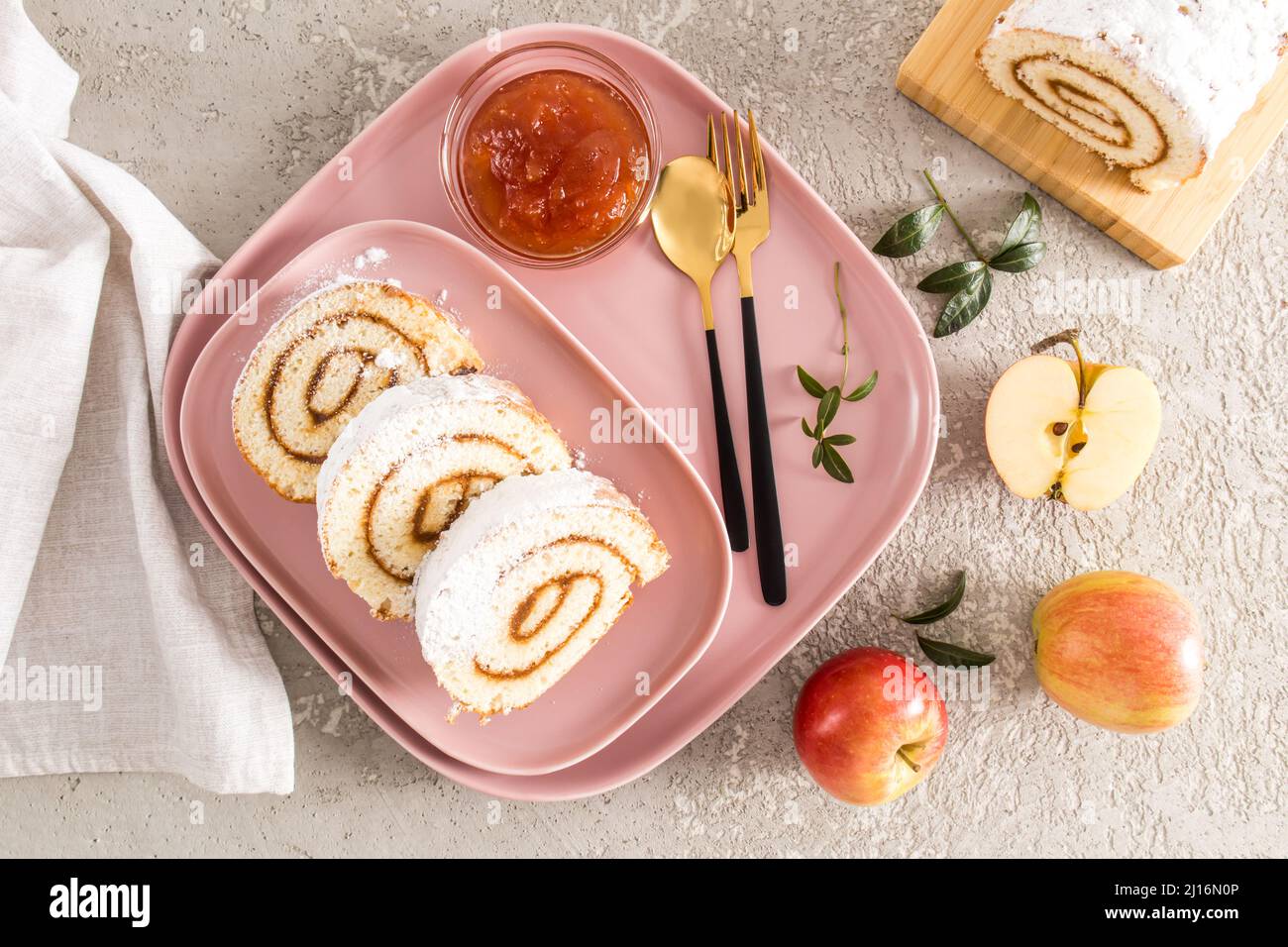 trois morceaux de gâteau maison aux pommes sont servis sur une assiette en céramique rose et un plateau en dessert, en-cas. vue sur le dessus. fond gris Banque D'Images