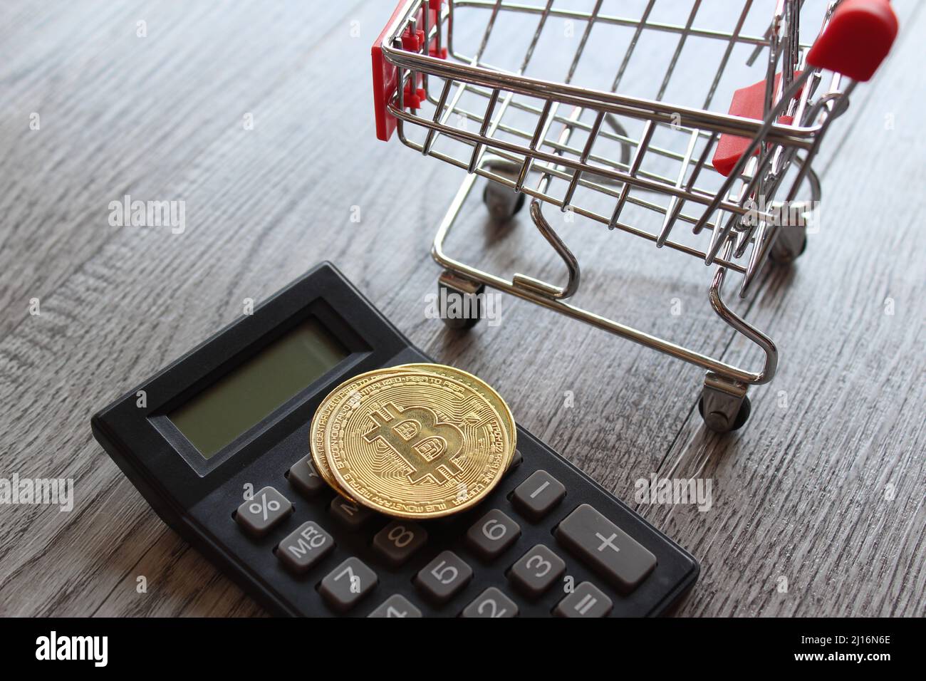 Bitcoin, calculatrice et chariot. Crypto-monnaie et concept d'entreprise. Banque D'Images