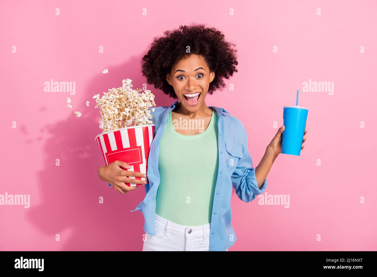 Photo de la bonne surprise folle dame tenir pop-corn soda montre 3D imax  effet film porter chemise denim isolé couleur rose fond Photo Stock - Alamy