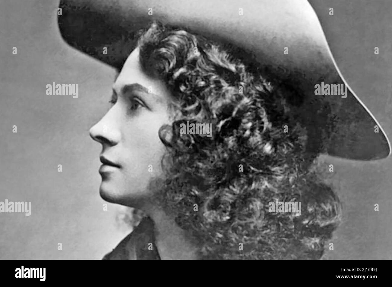 ANNIE OAKLEY (1860-1926) Nom de scène de Phoebe Ann Moses, sharpshooter américain et shotgirl Banque D'Images
