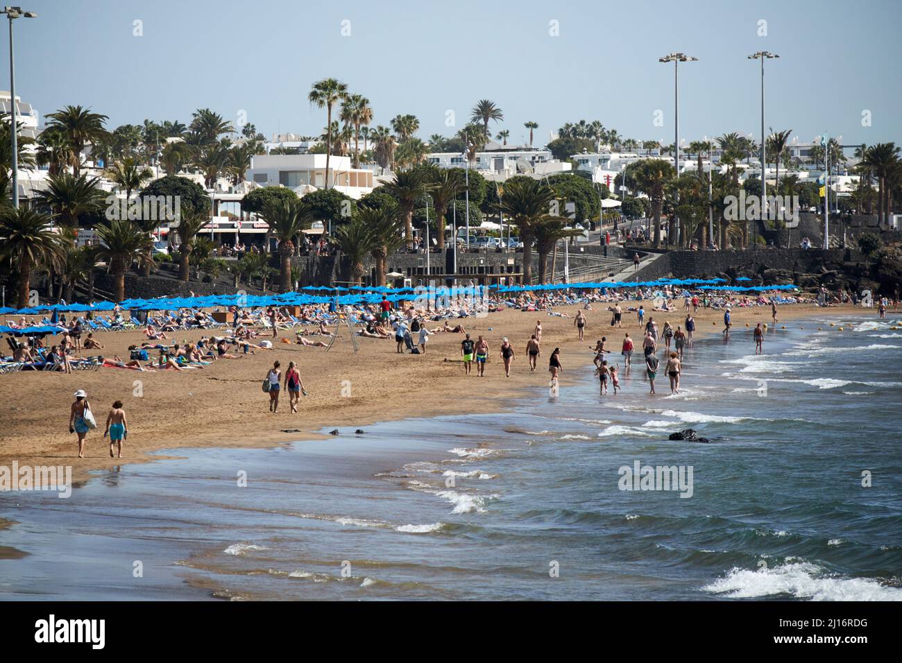 plage populaire playa grande à puerto del carmen lanzarote îles canaries espagne Banque D'Images