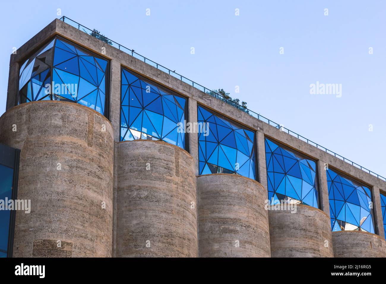 Cape Town, Afrique du Sud, 26th février - 2022 : façade en verre angulaire de silo à grains transformé en appartements. Banque D'Images