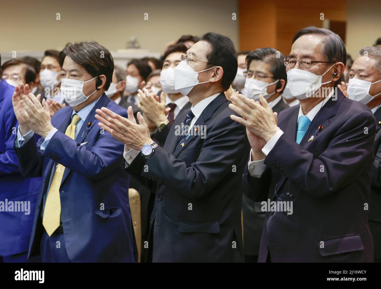 Tokyo, Japon. 23rd mars 2022. Le Premier ministre japonais Fumio Kishida (C) et d'autres législateurs applaudisse après avoir entendu un discours virtuel du président ukrainien Volodymyr Zelenskyy le 23 mars 2022, à Tokyo. (Kyodo)==Kyodo photo via Credit: Newscom/Alay Live News Credit: Newscom/Alay Live News Banque D'Images