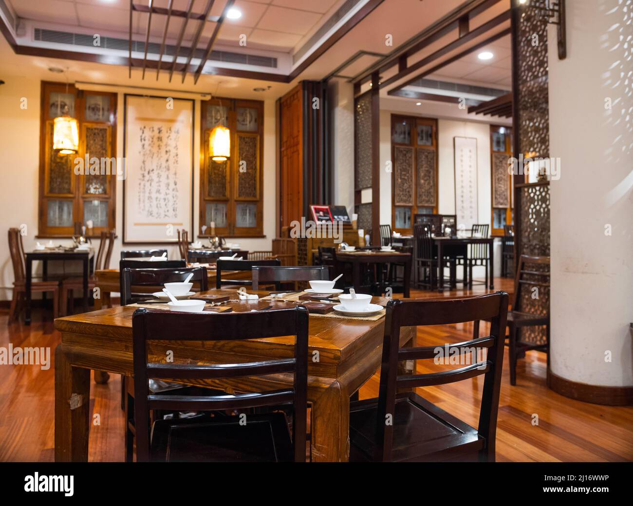 Belle maison de thé typiquement chinoise (Lock Cha Tea Shop, Hong Kong Park, Chine). Le thé délicieux est servi avec de la nourriture Dim Sum. Conception typique en bois. Banque D'Images Belle maison de thé typiquement chinoise (Lock Cha Tea Shop, Hong Kong Park, Chine). Le thé délicieux est servi avec de la nourriture Dim Sum. Conception typique en bois. Banque D'Images
