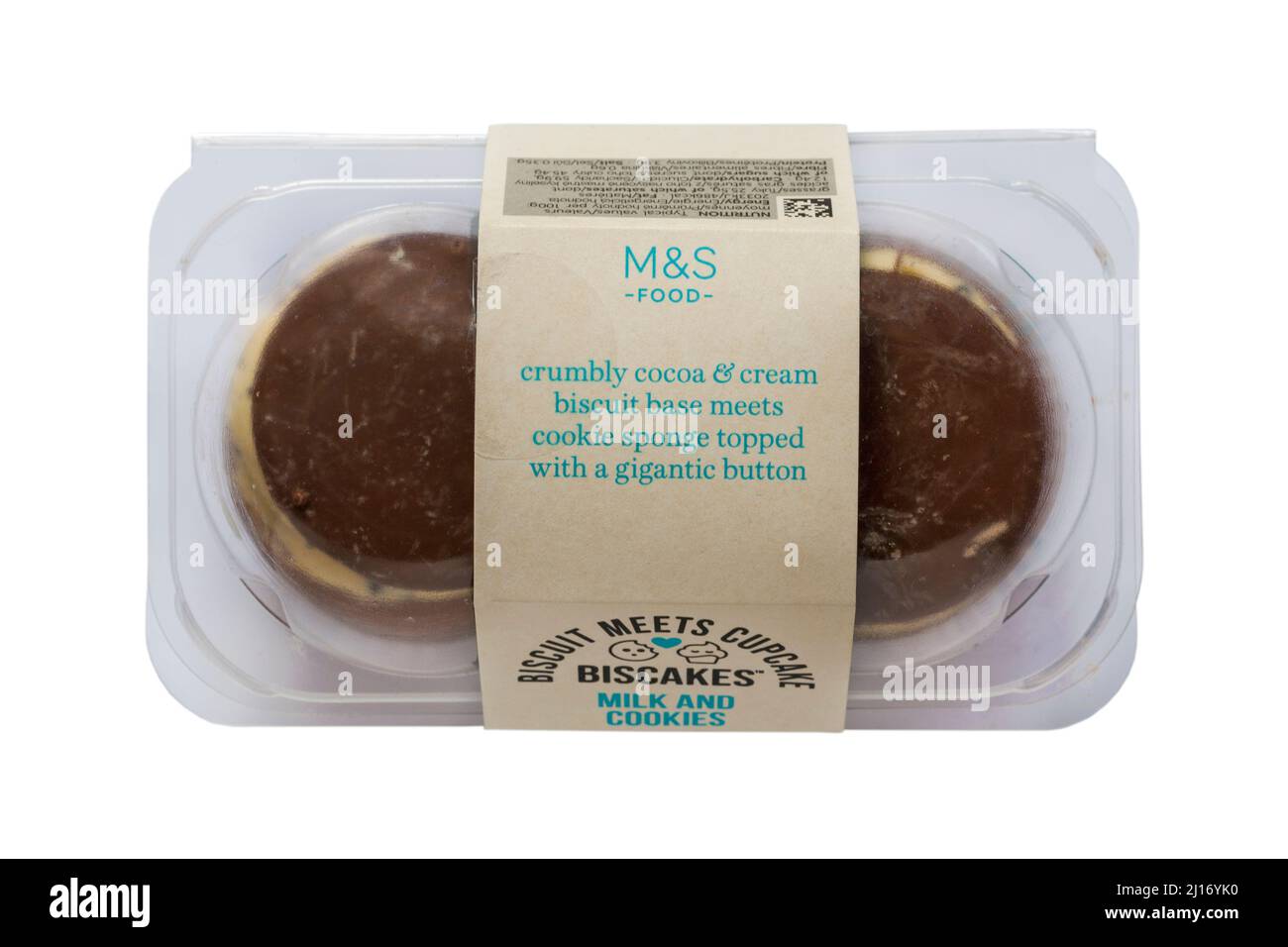 Pack de Biscakes, biscuit et cupcake, lait et biscuits de M&S isolés sur fond blanc Banque D'Images