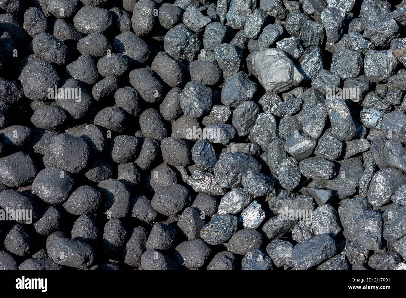 Deux piles de charbon se sont mélangées à un chemin de fer à vapeur Heritage. Nouveaux ovoïdes d'Anthracite comprimés à gauche et charbon en morceaux de vapeur gallois à droite. Banque D'Images