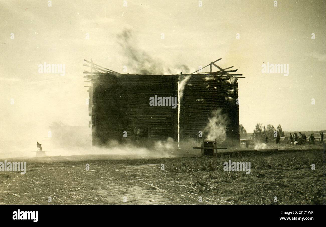 Deuxième Guerre mondiale WW2 des soldats allemands envahissent l'URSS - 04 octobre 1941, wehrmacht - opération Barbarossa - Markowa, Polony - maison incendiée Banque D'Images