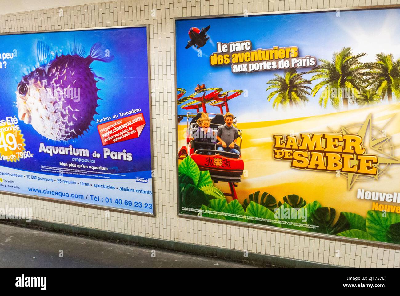 Paris, France, Paris Metro Publicité Voyages Affiches, sur l'affichage, publicité de plate-forme de tube Banque D'Images