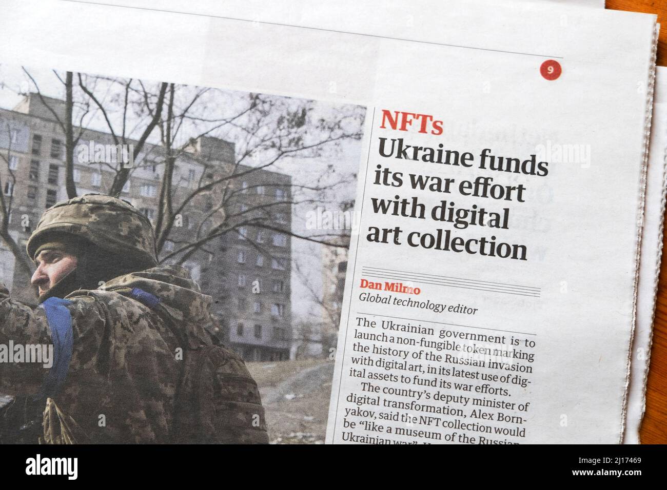 'L'Ukraine de NFT finance son effort de guerre avec la collection d'art numérique' le journal Guardian titre à l'intérieur de la page nouvelles coupure 13 mars 2022 Londres Royaume-Uni Grande-Bretagne Banque D'Images
