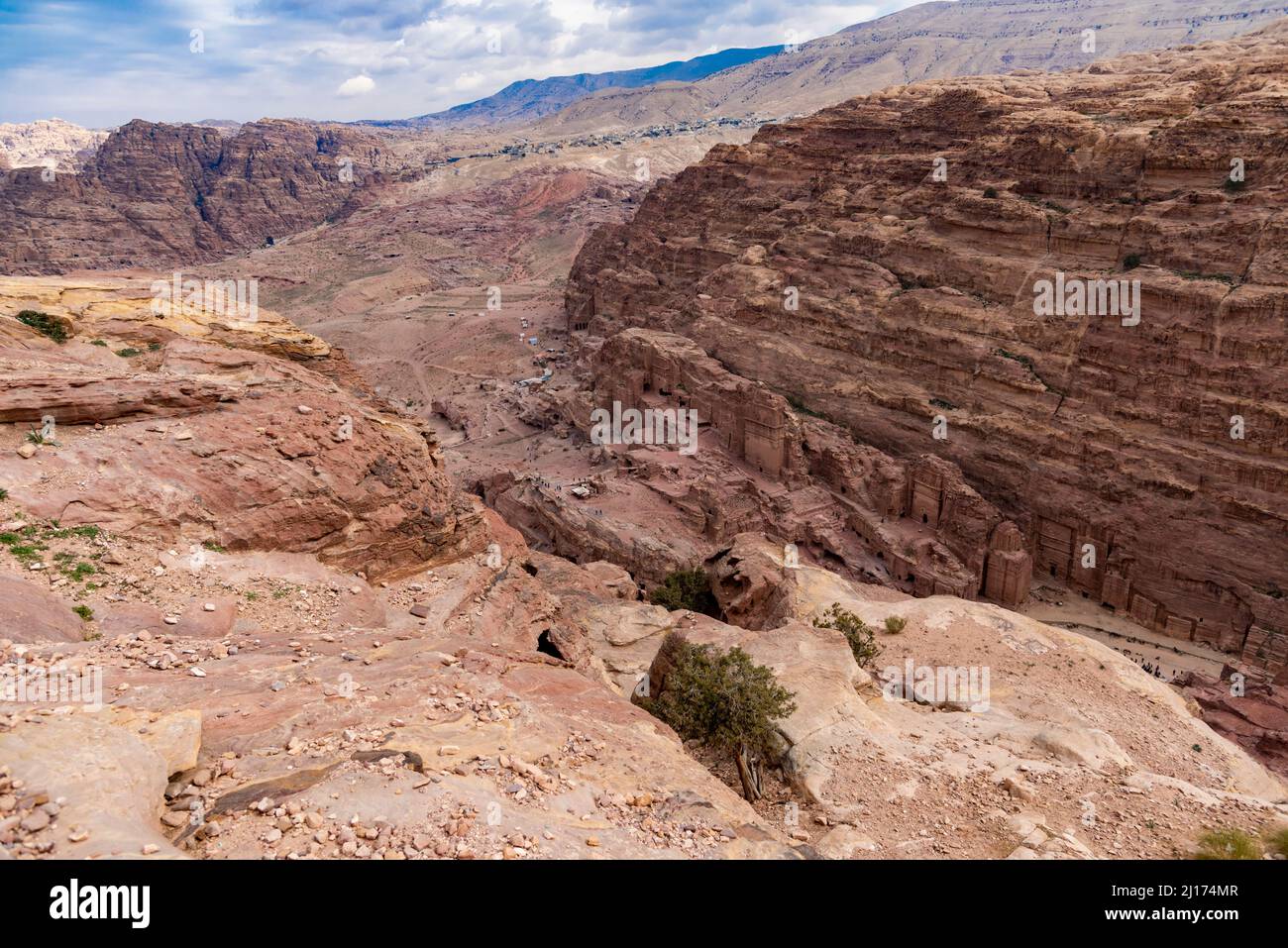 jordania petra 23-03-2022 visitando petra, la otra cara de petra, detrás de la puerta del tesoro, hay un mundo desconocido de petr Banque D'Images