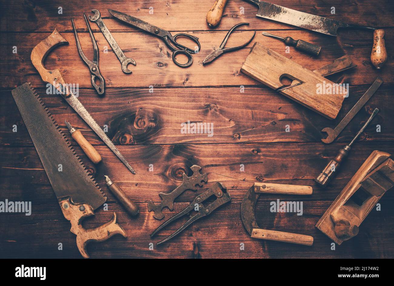 Assortiment d'outils anciens et rouillés en atelier de style vintage Banque D'Images