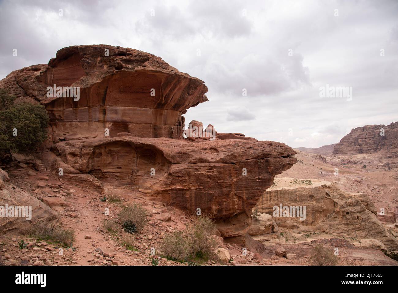 jordania petra 23-03-2022 visitando petra, la otra cara de petra, detrás de la puerta del tesoro, hay un mundo desconocido de petr Banque D'Images