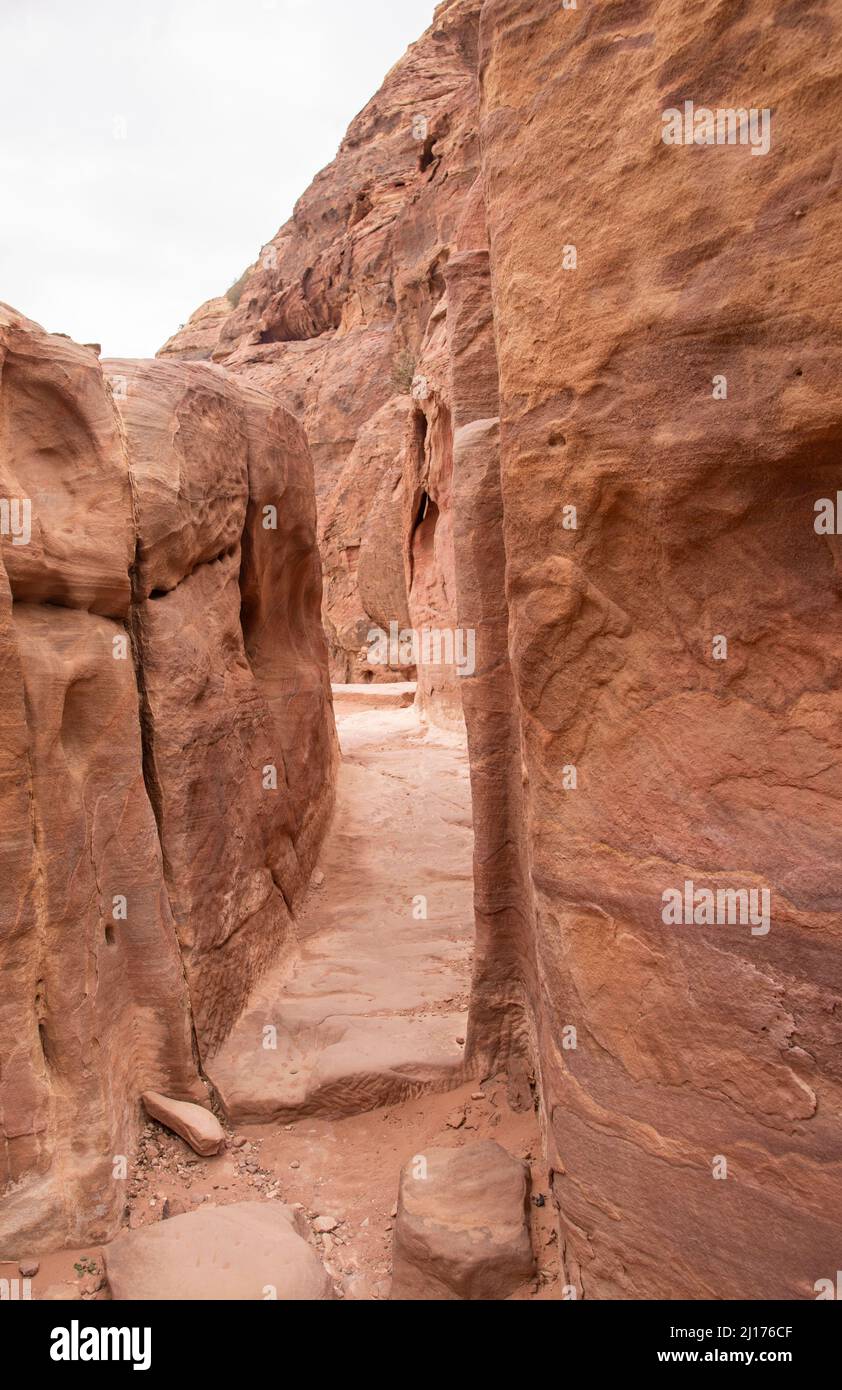 jordania petra 23-03-2022 visitando petra, la otra cara de petra, detrás de la puerta del tesoro, hay un mundo desconocido de petr Banque D'Images