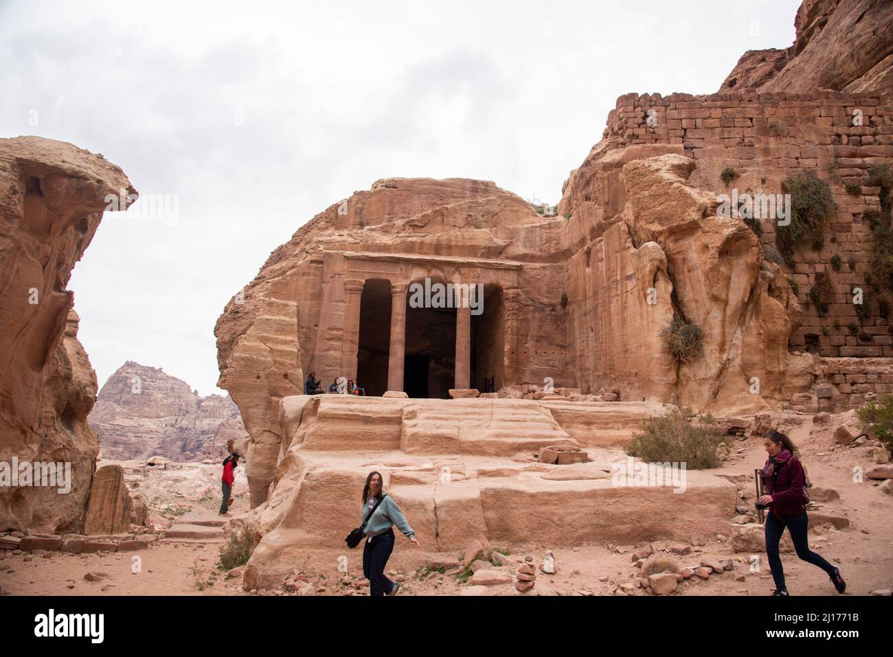 jordania petra 23-03-2022 visitando petra, la otra cara de petra, detrás de la puerta del tesoro, hay un mundo desconocido de petr Banque D'Images