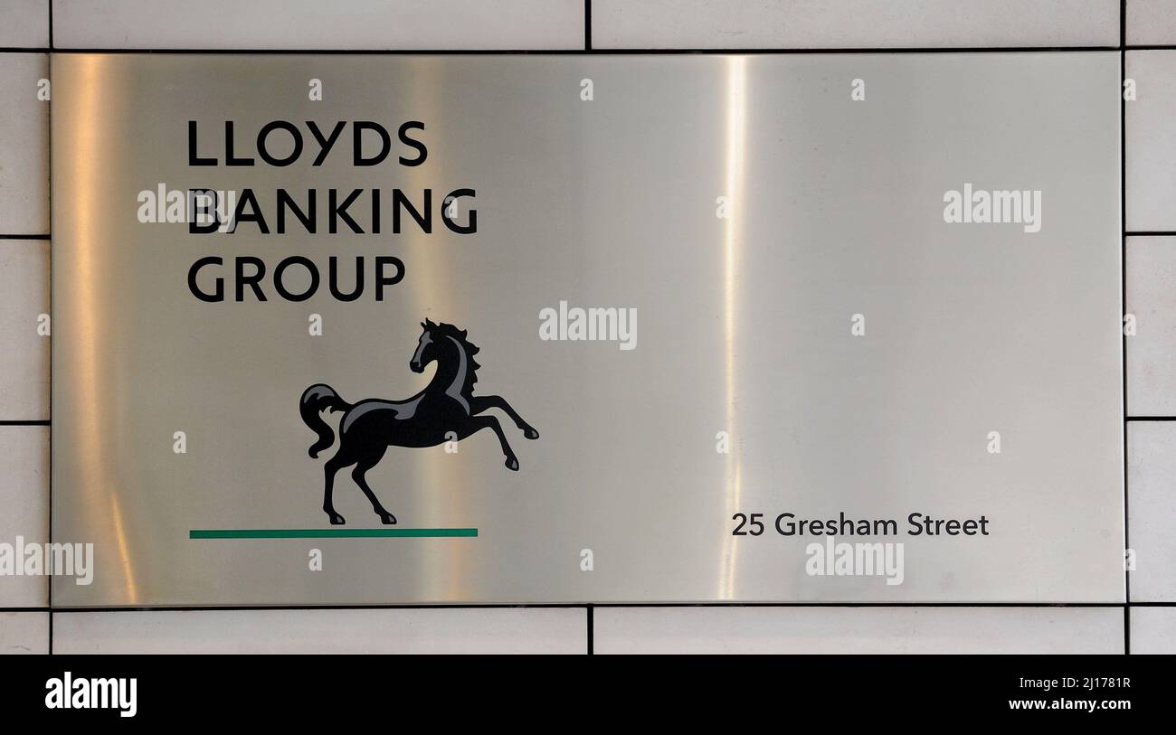 Photo du dossier datée du 29/07/21 d'une signalisation pour le Lloyds Banking Group, qui a déclaré qu'il prévoit fermer 60 succursales à travers le pays, ajoutant aux fermetures récentes alors que les clients choisissent de trier leurs finances en ligne. Banque D'Images