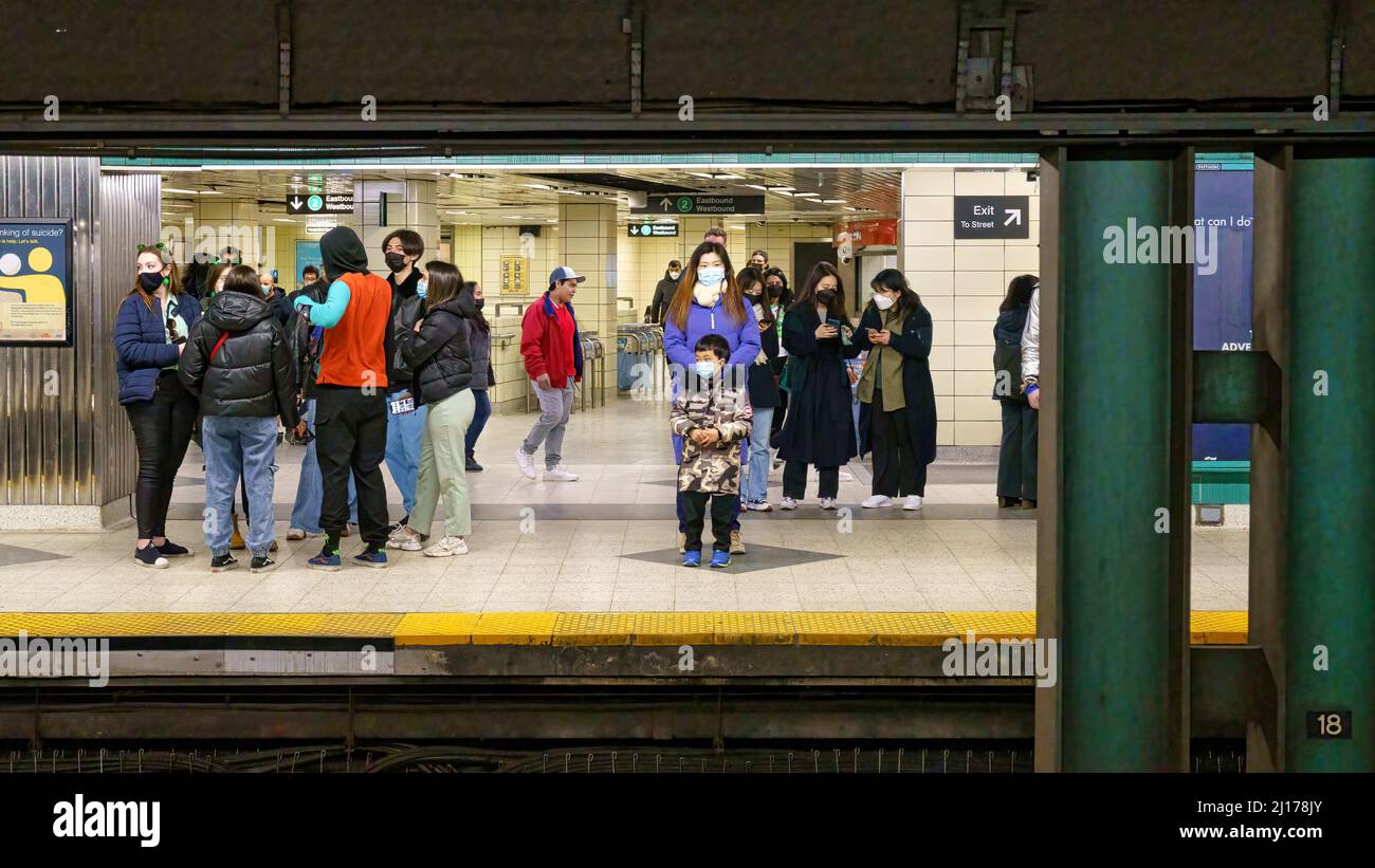 Groupe de personnes sur le quai de la station de métro Yonge Bloor, Toronto, Canada Banque D'Images