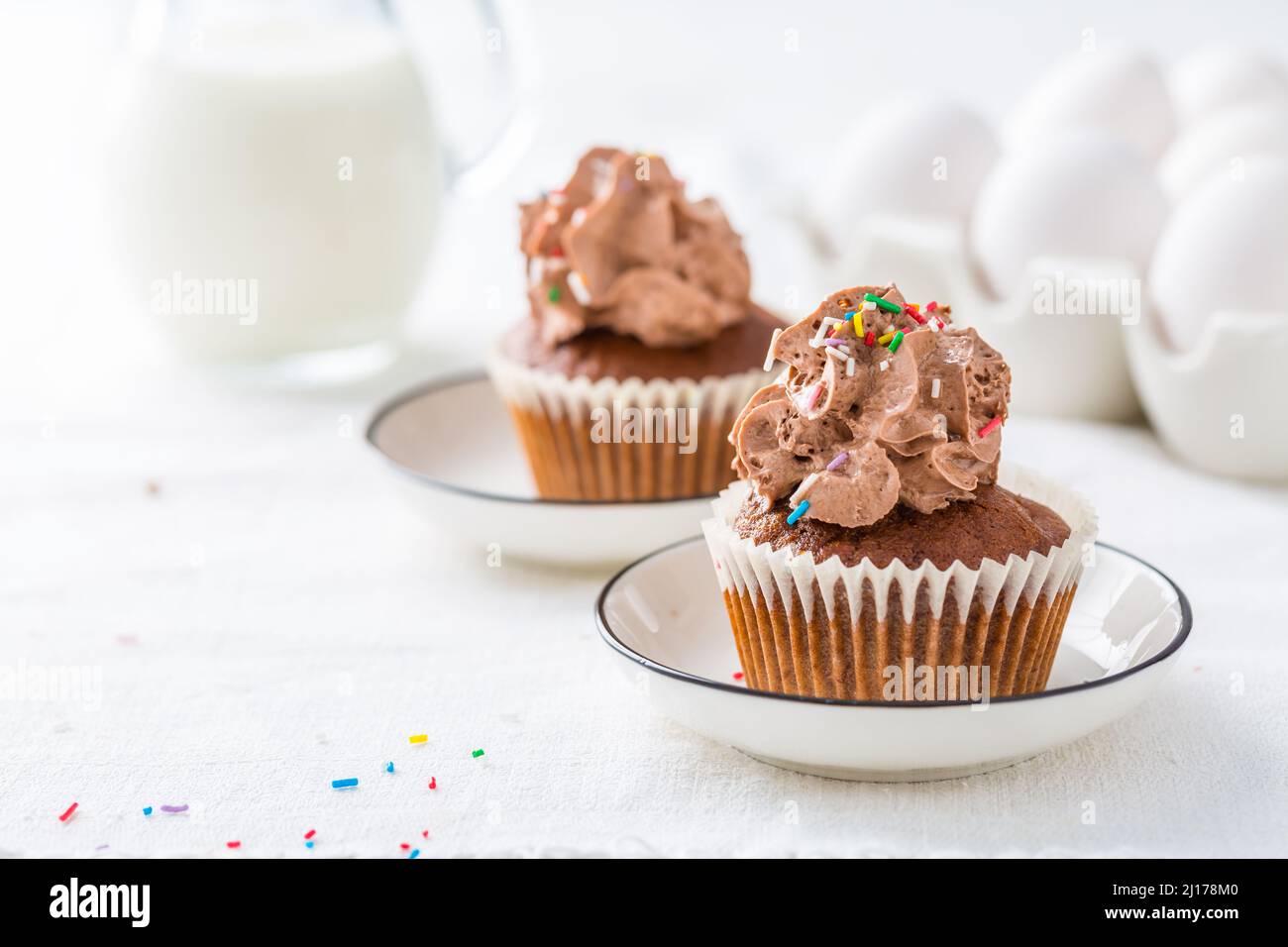 Petits gâteaux au chocolat faits maison avec crème fouettée au chocolat Banque D'Images