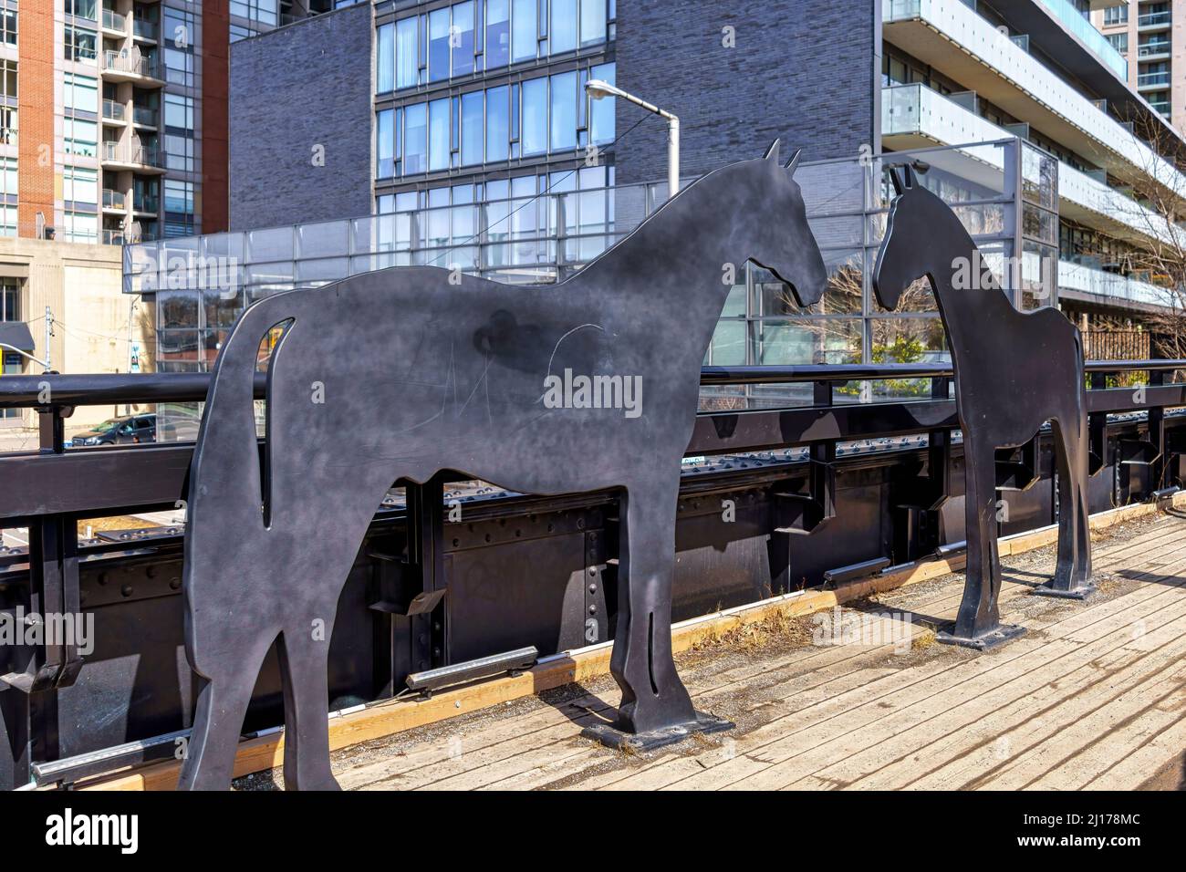 Une partie de la sculpture Iron Horse de Robert Sprachman est située dans le pont Kay Gardner Beltline Park. Banque D'Images