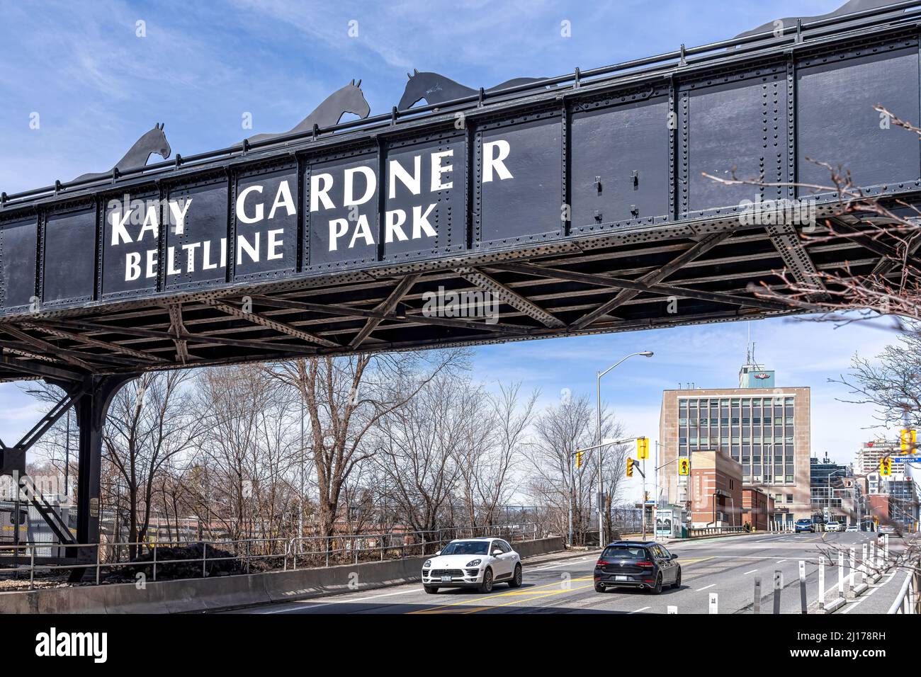 Vue à faible angle de la sculpture Iron Horse de Robert Sprachman située sur le pont Kay Gardner Beltline Park. Banque D'Images