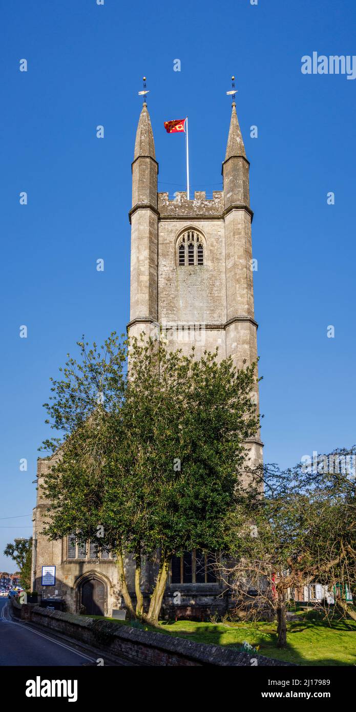 Tour de l'église redondante de 15th siècle de St Peter, un point de repère à High Street, Marlborough, une ville de marché dans Wiltshire, Angleterre Banque D'Images