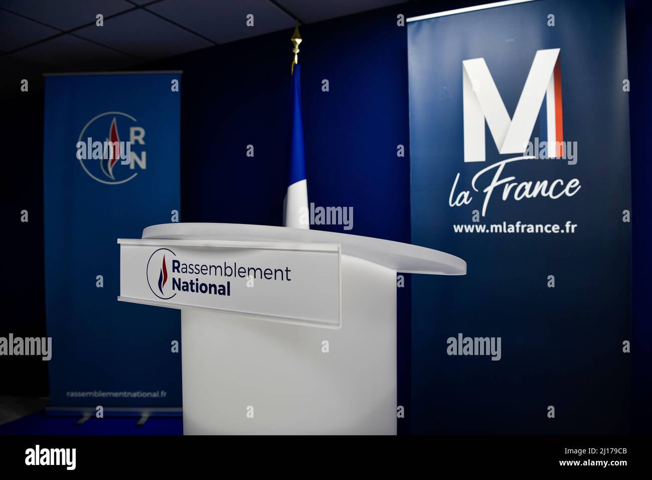 Illustration du bureau d'écriture avec le logo du parti politique 'le rassemblement  National' (RN) lors d'un événement où Marine le Pen, candidate pour le  Photo Stock - Alamy