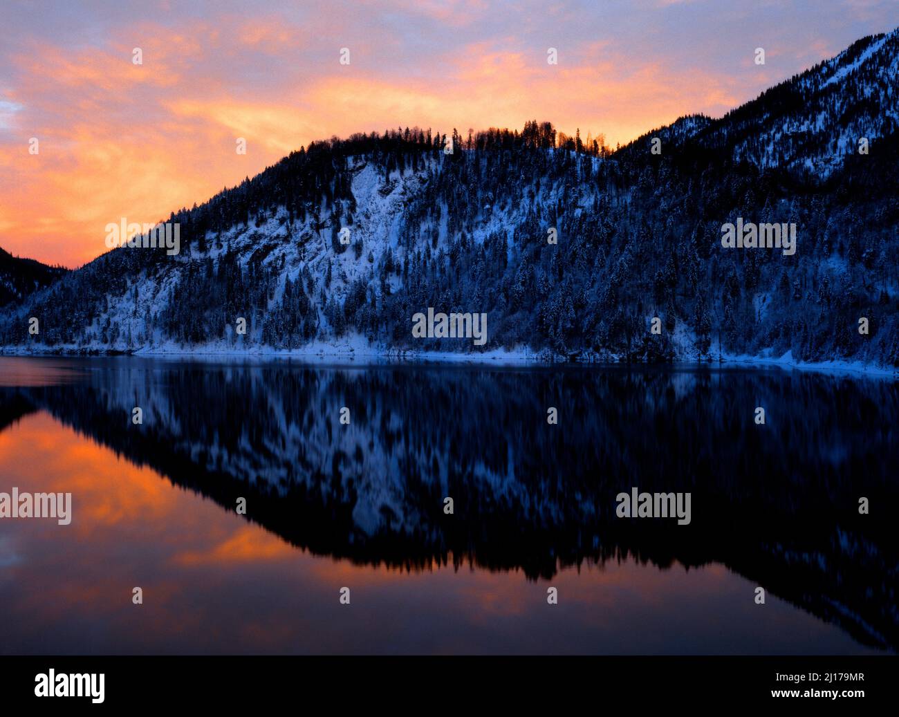 Lac Sylvenstein au coucher du soleil d'hiver, haute-Bavière, Allemagne. Banque D'Images